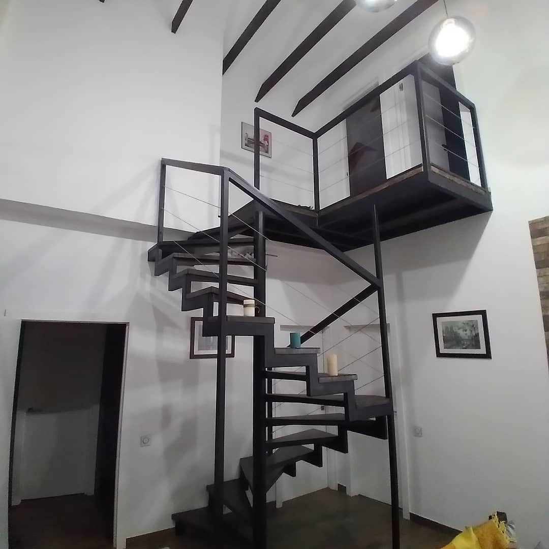 Винтовая лестница из металла ЛС-2213