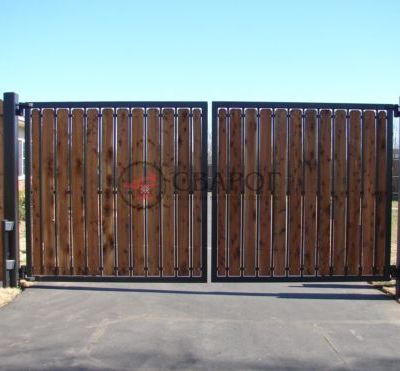 Ворота из деревянного штакетника с пультом управления